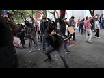 Replay Des manifestants affrontent la police à Quito suite aux réductions des subventions sur le carburant