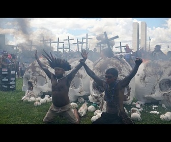 Replay Des milliers d'autochtones défilent à Brasilia pour leurs droits fonciers