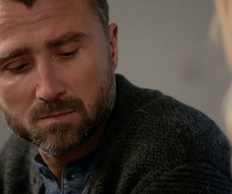 Replay Alex apporte à Chloé une nouvelle de la plus haute importance