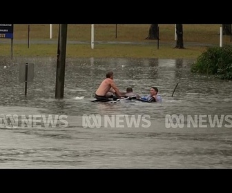 Replay Australie : des passants plongent dans les eaux pour sauver un conducteur
