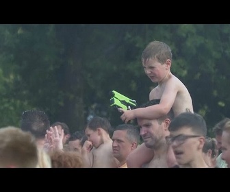 Replay La ville néerlandaise se rafraîchit avec une bataille d'eau menée par des pompiers
