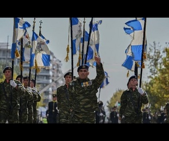Replay Athènes présente son nouvel arsenal militaire à l'occasion des commémorations du Jour du non