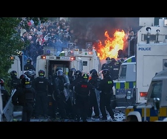 Replay Affrontements alors que la police utilise des canons à eau près de Belfast