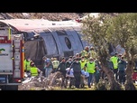 Replay Espagne : les secours fouillent les carcasses des trains