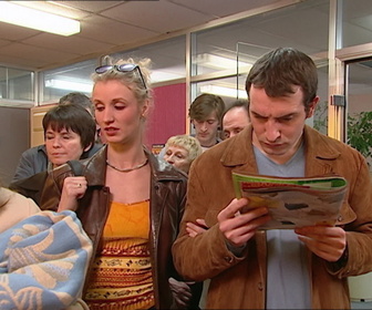 Replay Un gars, une fille - S2E27 - Dans la file d'attente (1)