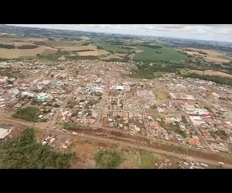 Replay Des images de drone montrent des destructions massives après une tornade meurtrière au Brésil