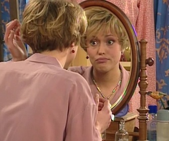 Replay Hélène et les garçons - S04 E19 - Retours de vacances