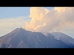 Replay Éruption du volcan Sakurajima au Japon, panache de cendres au-dessus de Kagoshima