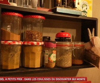 Replay Un jour, un doc - Noël à petits prix : dans les coulisses du discounter qui monte