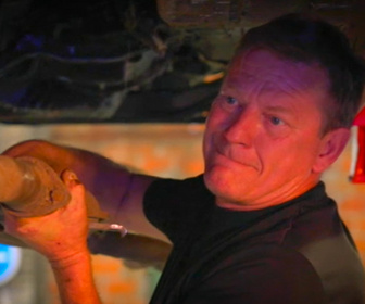 Replay Top Mecanic : 5 jours pour restaurer une épave - S7E12 - Jour 2 - Le duel des légendes : Stéphane vs. Boris