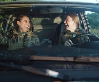 Replay 28 minutes - Des rires comme des cris de vie sur le front ukrainien