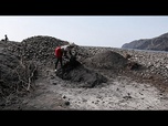 Replay Au Cap-Vert, des femmes contraintes d'extraire illégalement du sable pour survivre