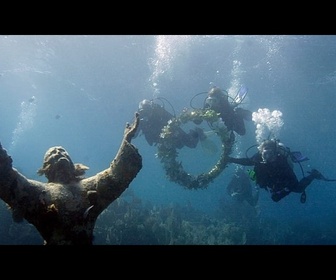 Replay Des plongeurs restaurent le monument italien du Christ des Abysses