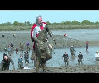 Replay Des coureurs affrontent la boue lors d'une course caritative annuelle au Royaume-Uni