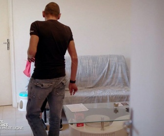 Replay Un jour, un doc - Les Français dans le rouge : Révélations sur le piège du crédit
