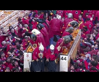 Replay Les rues d'Ivrea explosent d'oranges lors d'un carnaval-révolte de trois jours