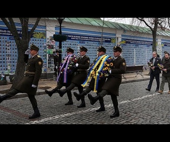 Replay Volodymyr Zelensky et Keir Starmer visitent le monument aux morts à Kyiv