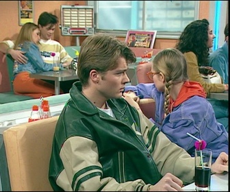 Replay Premiers baisers - S03 E43 - Luc super star 2