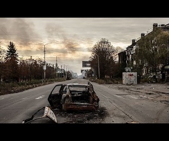 Replay Des bénévoles évacuent des civils de Kostiantynivka, ravagée par la guerre