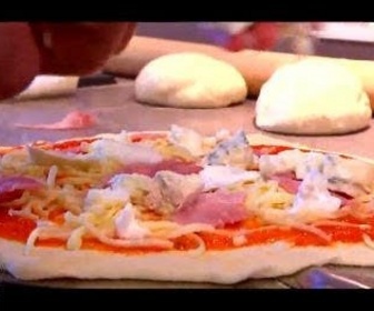 Replay Norbert commis d'office - Charles et sa pizza au fromage / Nadia et son couscous