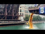 Replay 90 000 canards en plastique dévalent la Chicago River pour une œuvre caritative