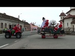 Replay En Roumanie, le défilé du Père Noël apporte joie et friandises