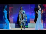 Replay Des robots humanoïdes défilent avec des mannequins à Séoul