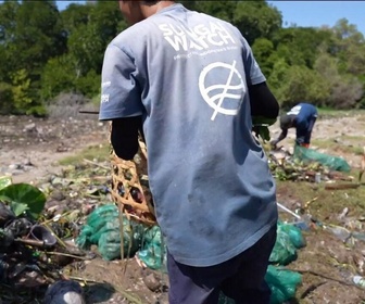 Replay Élément Terre - Face à la pollution au plastique à Bali, l'ONG Sungai Watch dépollue les rivières