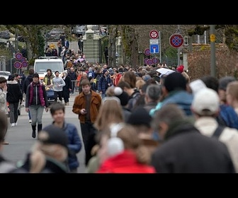 Replay Des électeurs suisses votent à main levée lors d'un scrutin séculaire en plein air