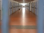 Replay C'est en France - Prisons : une bombe à retardement