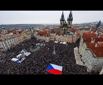 Replay Des dizaines de milliers de manifestants réunis à Prague en soutien au président Petr Pavel