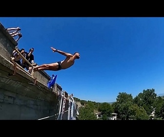 Replay Le concours annuel de plongeon depuis un pont est de retour au Kosovo