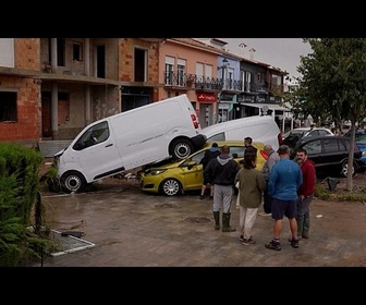 Replay Des habitants nettoient après des inondations meurtrières dans l'est de l'Espagne