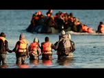 Replay Migrants en France montent à bord d'un bateau surchargé vers le Royaume-Uni