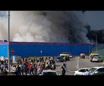 Replay Entrepôt en feu près de Saint-Pétersbourg, l'Ukraine vise des sites d'Ozon