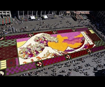 Replay Bruxelles dévoile un immense tapis de fleurs inspiré du chef-d'œuvre de Hokusai