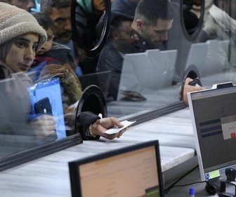 Replay Focus - Des réfugiés syriens fuient l'offensive israélienne au Liban et retournent dans une Syrie en ruines