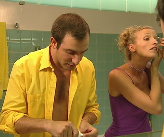 Replay Un gars, une fille - S3E16 - Dans la salle de bain (6)