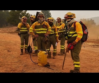 Replay La police espagnole évacue des habitants alors qu'un feu de forêt menace des maisons près de Madrid