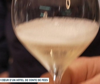 Replay Un jour, un doc - Au cœur d'un hôtel de conte de fées