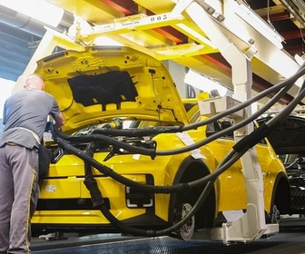 Replay 28 minutes - Boom des ventes de voitures électriques en France