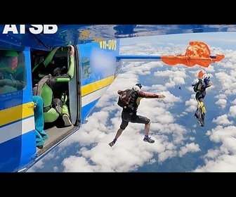 Replay Parachutiste suspendu à 4 500 m, son parachute accroché à la queue de l'avion