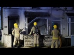 Replay En images, maisons et véhicules incendiés lors d'une émeute anti-immigration en Irlande du Nord