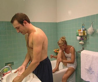 Replay Un gars, une fille - Dans la salle de bain (5)