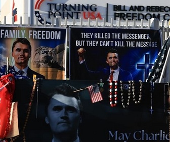 Replay Charlie Kirk : la fabrique d'un martyr - Le dessous des images