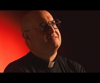 Replay Hongrie : le DJ-prêtre Padre Guilherme a transformé la fête nationale en soirée techno
