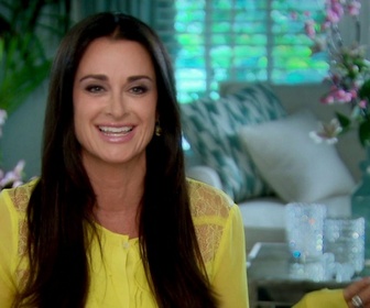 Replay Les real housewives de Beverly Hills - S3 E1 - Sur la touche