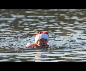 Replay Des nageurs d'hiver se jettent à l'eau le jour de Noël à Berlin