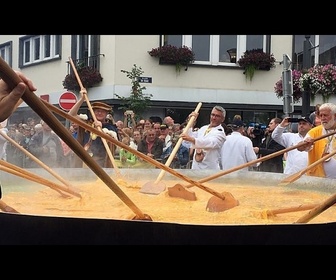 Replay 7 200 œufs cassés pour une omelette géante lors d'un festival en Belgique