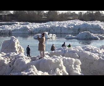 Replay Des blocs de glace géants transforment le fleuve Elbe dans le nord de l'Allemagne